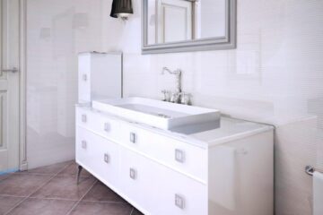 Meuble vasque de 60 cm installé dans une salle de bains moderne.